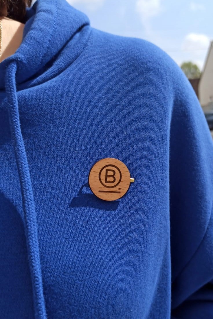badge sur un pull bleu