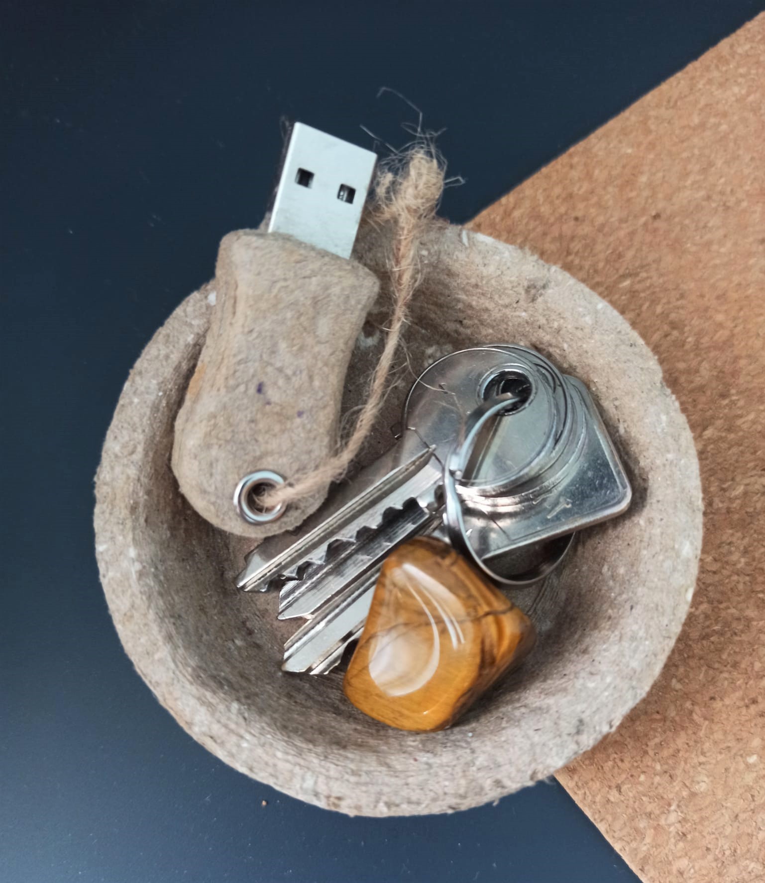 pot avec clés, pierre et clé USB