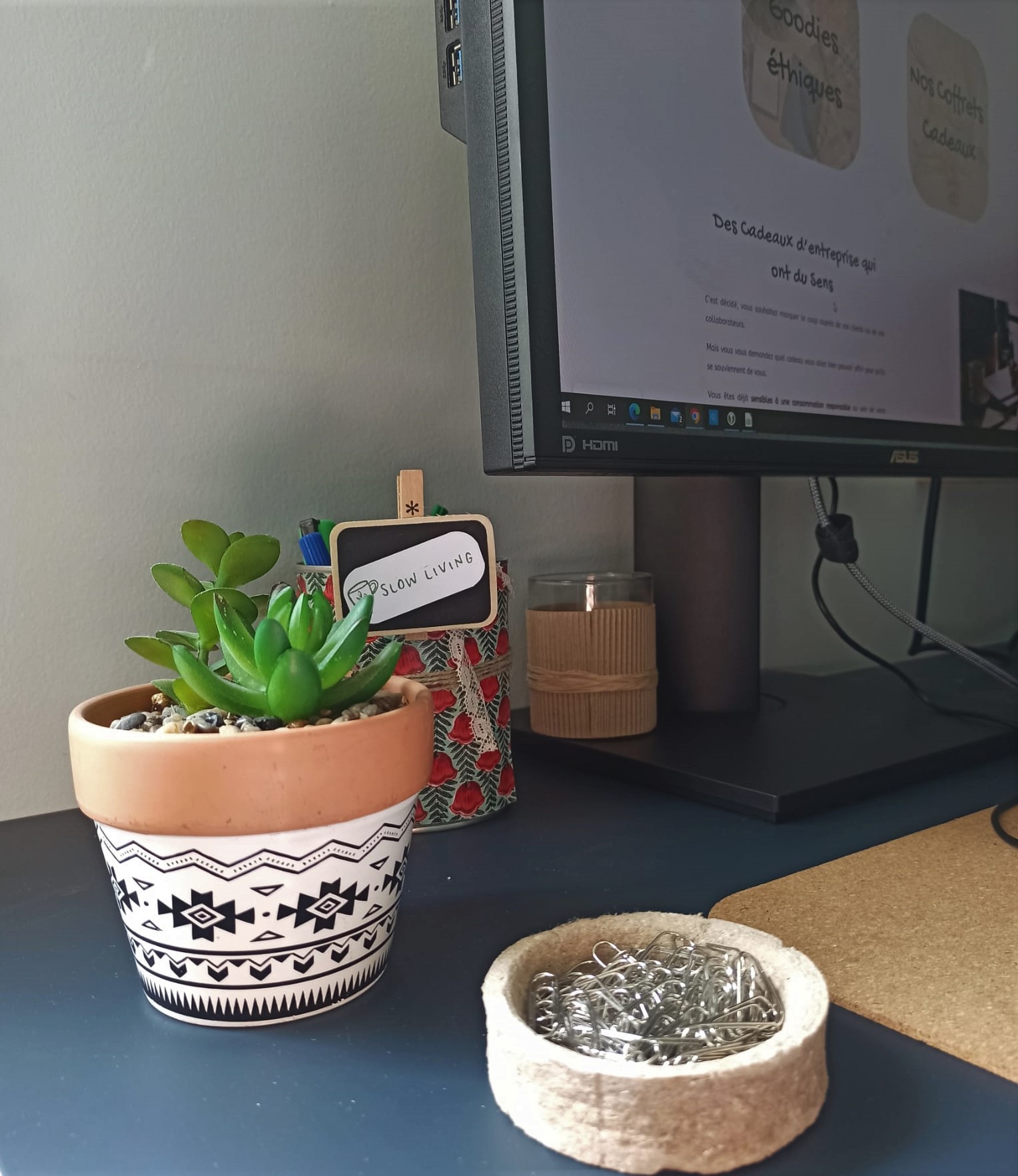 pot a trombone sur bureau avec plante