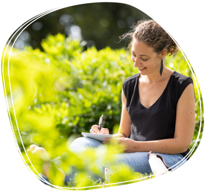 femme assise dans la nature en train de dessiner