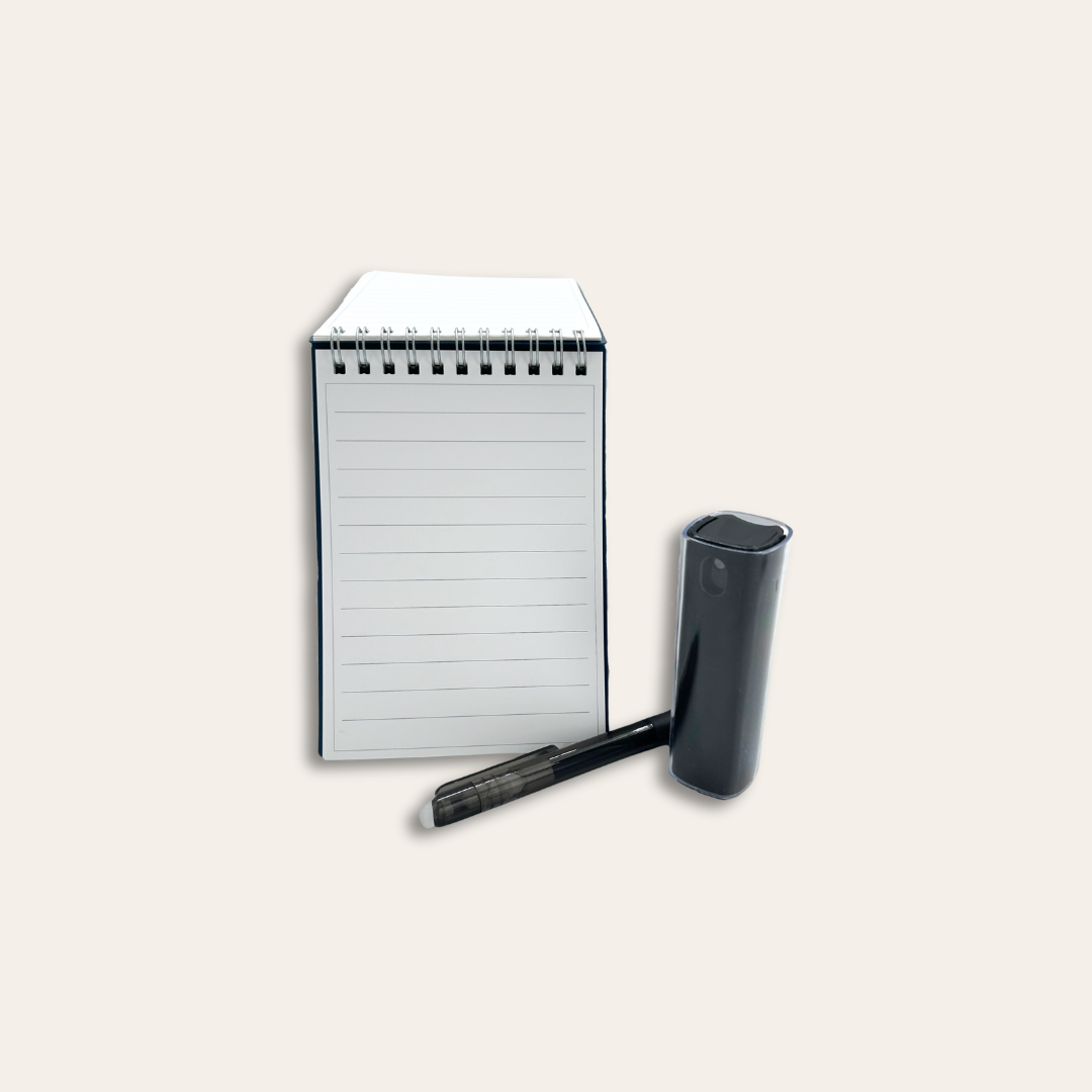 Bloc-notes effaçable à l’eau avec stylo gel et effaceur Bloc-notes personnalisé avec un stylo gel effaçable et effaceur posé sur le côté.