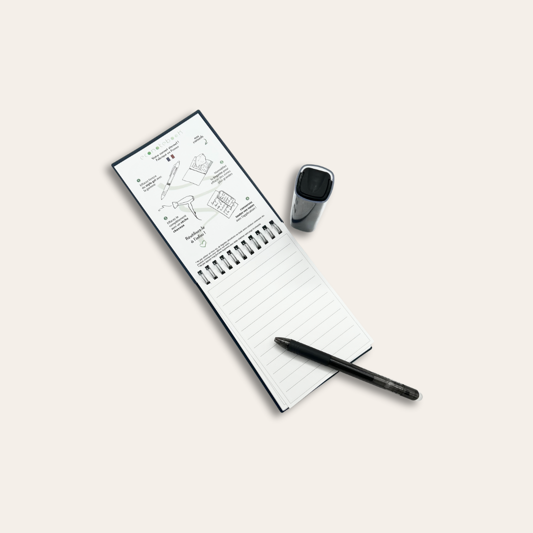 Bloc-notes qui s'efface à l'eau et personnalisable. Un bloc-notes avec écrit dessus un mode d'instruction, personnalisé avec un stylo gel effaçable et effaceur.