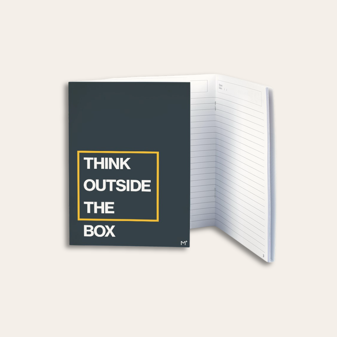 Carnet A5 recyclé et personnalisé Carnet en papier gris foncé et du texte écrit sur la couverture.