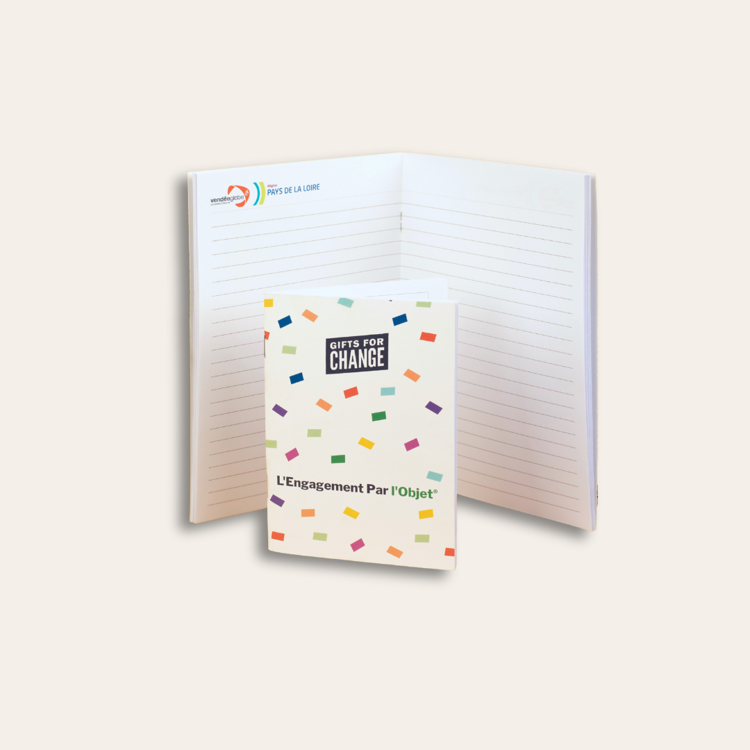 Carnet de format A5 et fait en papier recyclé Carnet de format A5 et ouvert puis un carnet fermé sur le devant.