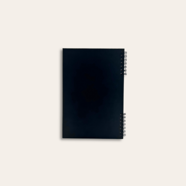 Dos du carnet, de couleur noir et en cuir.