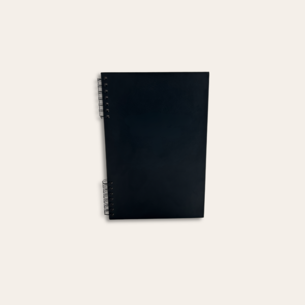 Première couverture d'un carnet, de couleur noir et en cuir.