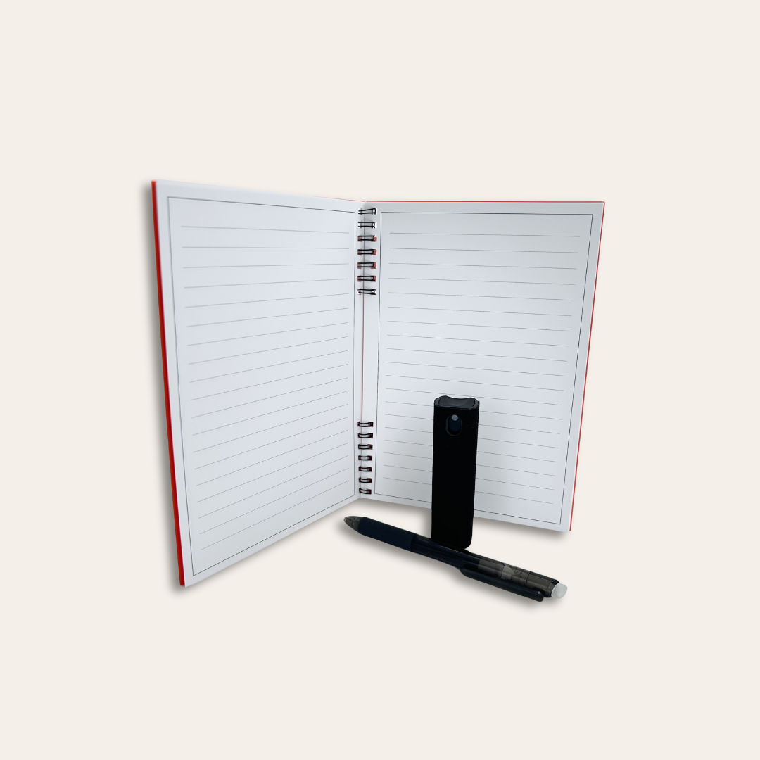 Carnet effaçable à l'eau, ouvert et personnalisé Carnet ouvert, de couleur orange et composé d'un stylo gel effaçable et effaceur.
