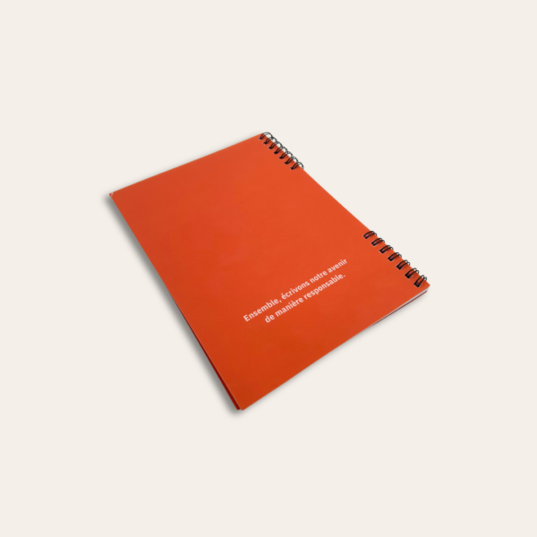 Dos du carnet, de couleur orange personnalisé Aksis.