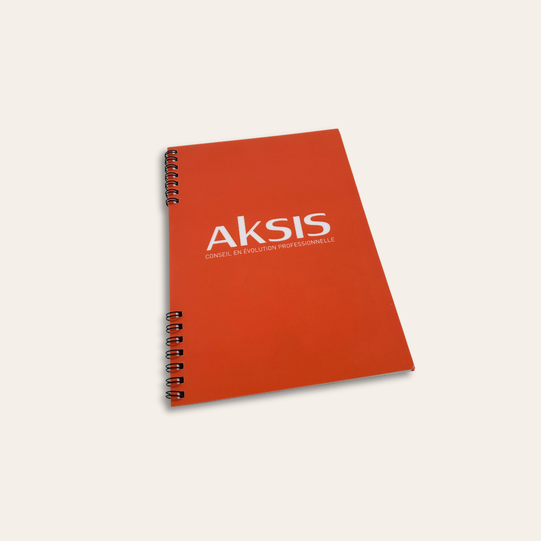 Carnet effaçable à l’eau et personnalisé au nom Aksis Carnet personnalisé Aksis coloris orange.