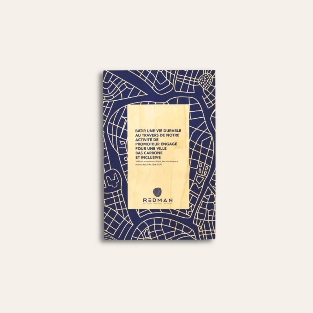 Carte en bois personnalisé Carte en bois illustrations bleues et du texte écrit dessus.