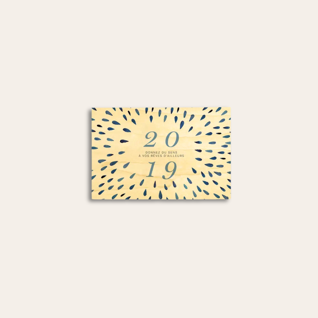 Carte en bois 2019. Carte en bois pour l'année 2019 et des gouttes dessinées dessus.