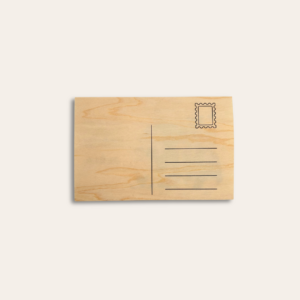 Dos d'une carte en bois, façon lettre à la poste.