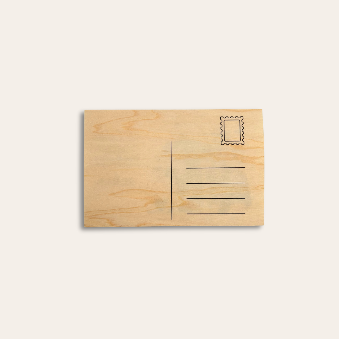 Dos de la carte en bois Dos d'une carte en bois, façon lettre à la poste.