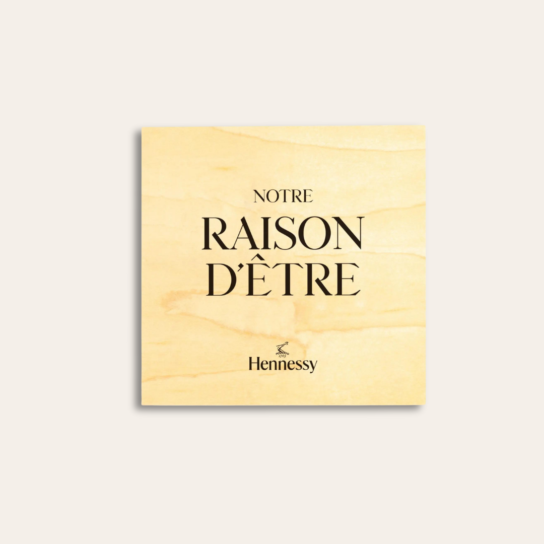 Carte en bois Carte en bois avec écrit dessus Notre raison d'être Hennessy.