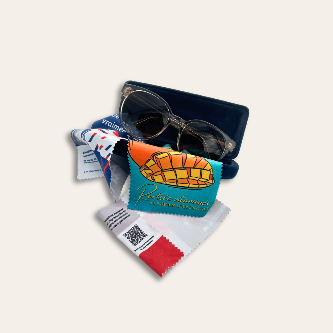 Chiffonnette microfibre recyclé pour lunettes ou téléphone Un boitier à lunette avec des lunettes de soleil dedans et trois chiffonnettes.