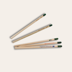 Cinq crayons de bois non taillés avec différentes personnalisation.