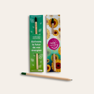 Deux crayons de bois avec étui personnalisé chacun et un crayon sur le côté.