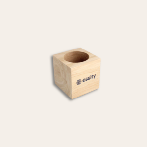 Cube en bois avec un trou et gravé au logo de Essity.