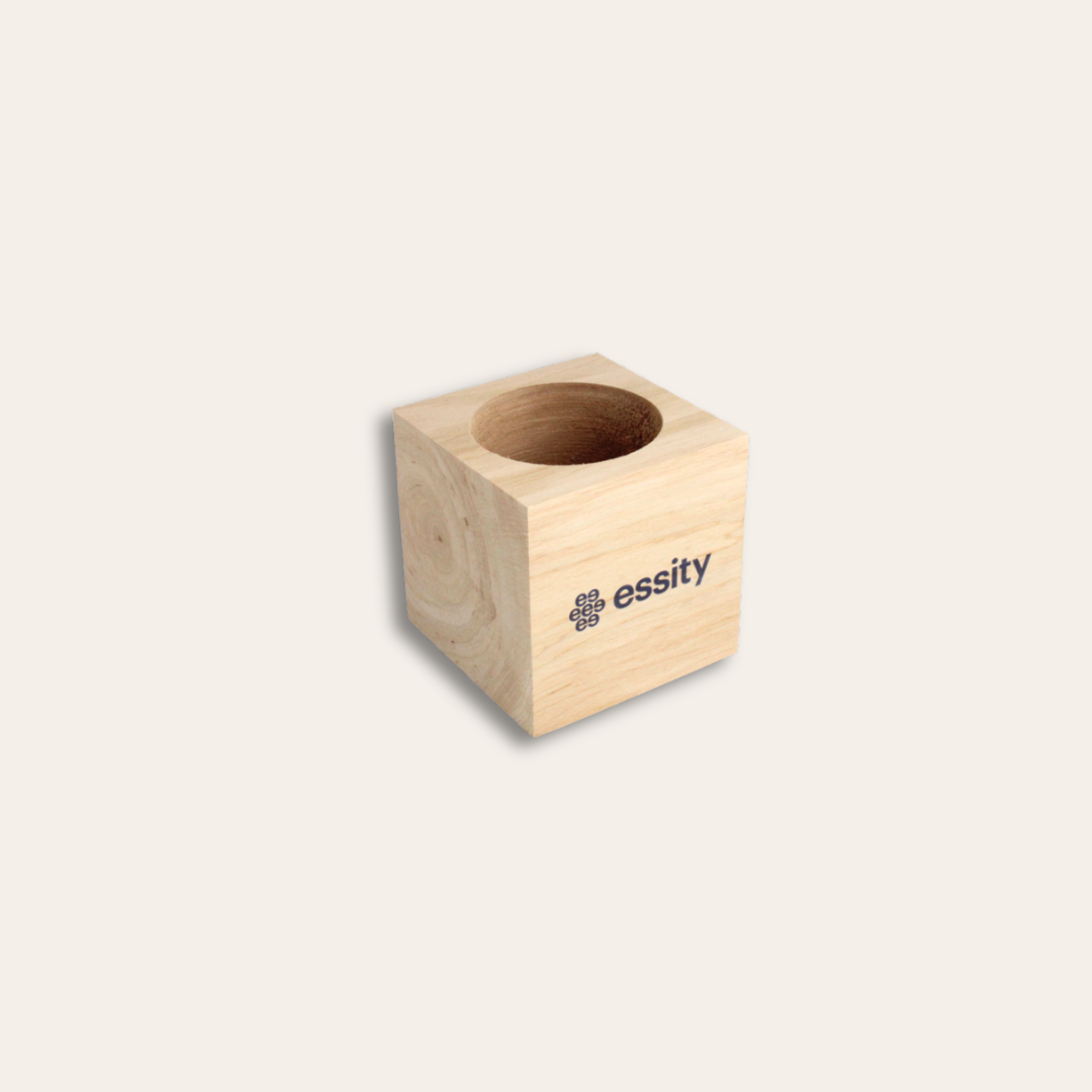 Cube bois gravé Essity Cube en bois avec un trou et gravé au logo de Essity.