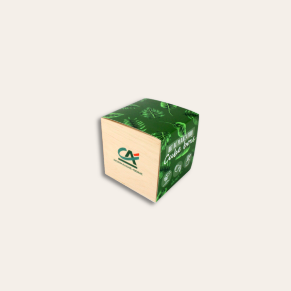 Cube en bois gravé au logo du Crédit Agricole.