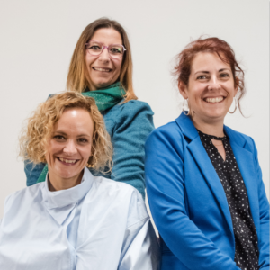 trois femmes souriantes