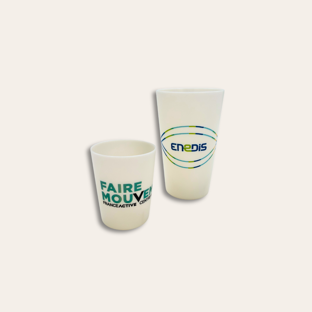 Deux gobelets de contenance 12cl et 30cl en canne à sucre Deux gobelets blanc avec écrit dessus Enedis.