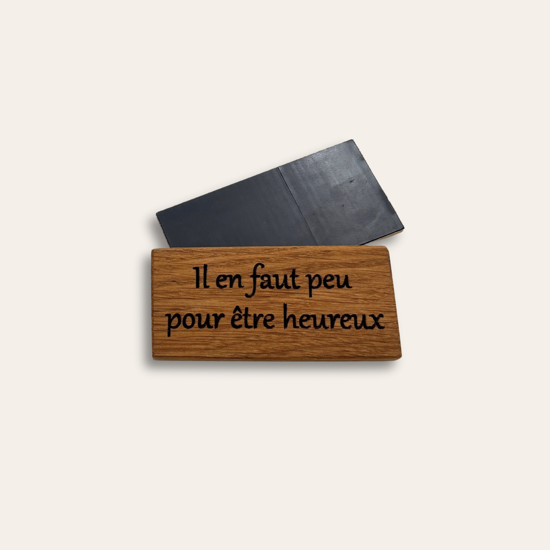 Recto verso d'un magnet en bois gravé.