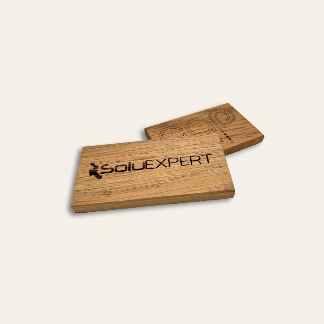 Deux magnets en bois gravés.