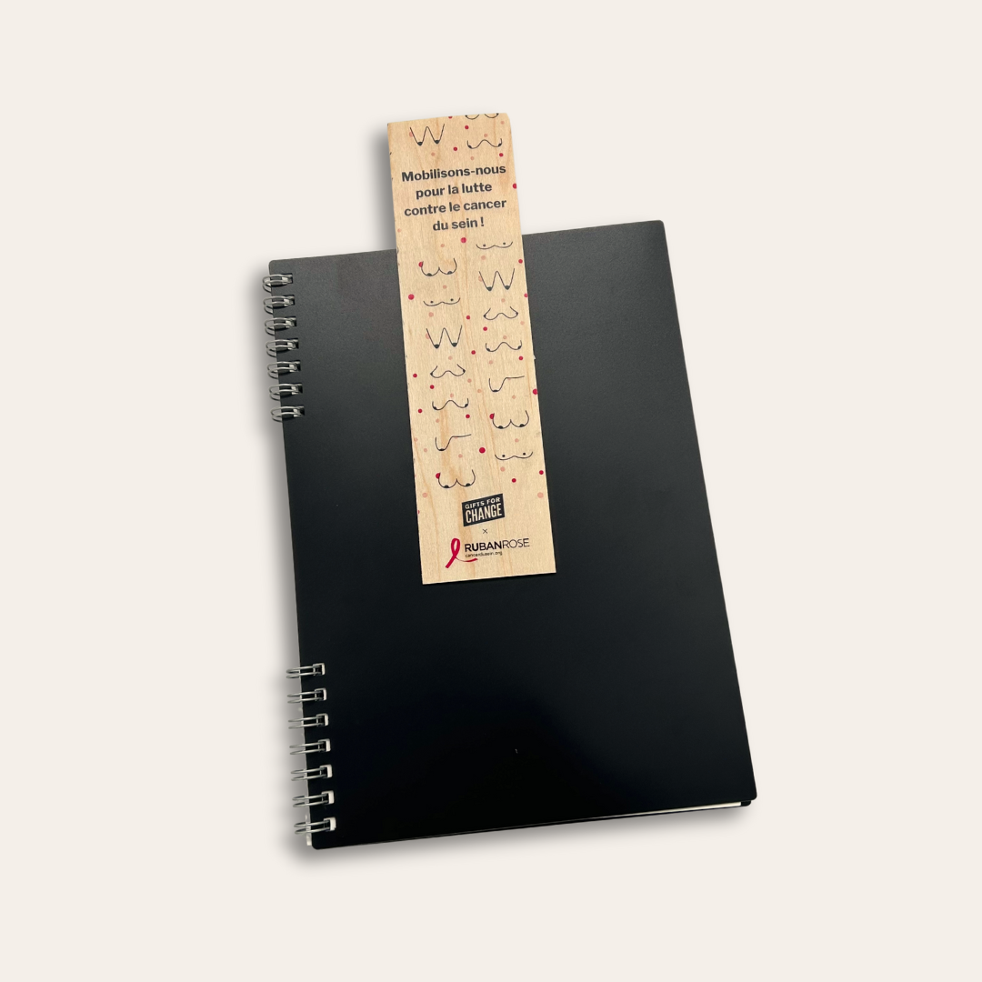 Marque page solidaire par impression quadri UV Marque page en bois contre le cancer du sein sur un carnet.