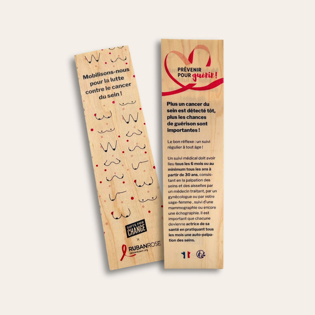 Recto verso marque page en bois solidaire Recto verso d'un marque page en bois contre le cancer du sein.