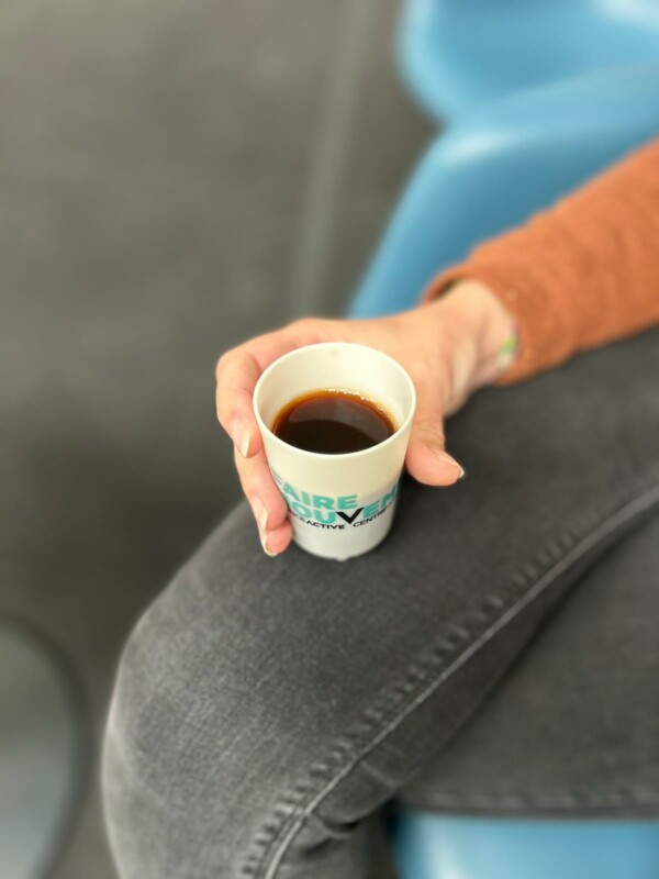 petit verre à café tenu dans une main de femme