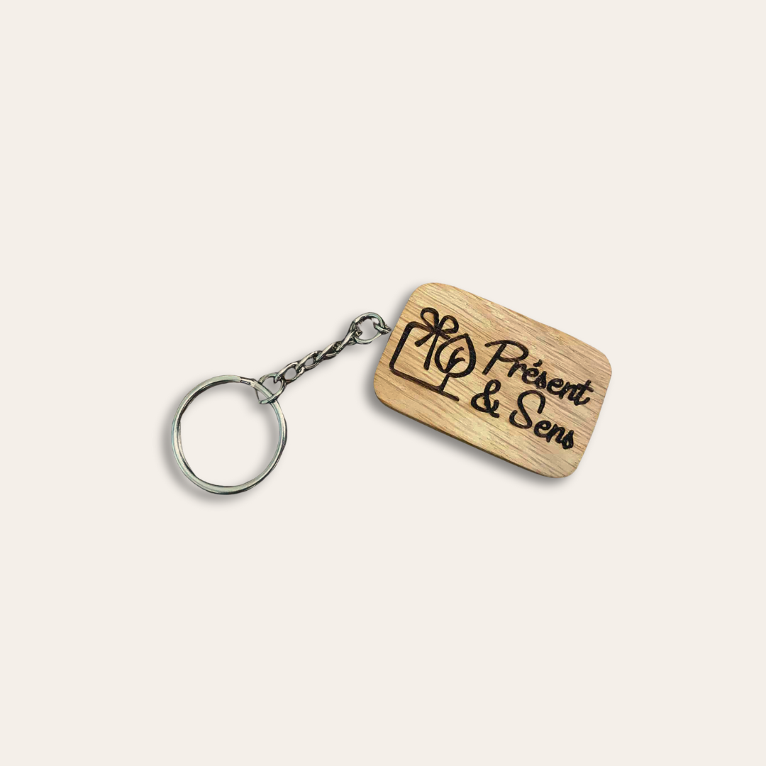 Porte clé bois artisanal Porte clé en bois gravé au nom de Présent et Sens.