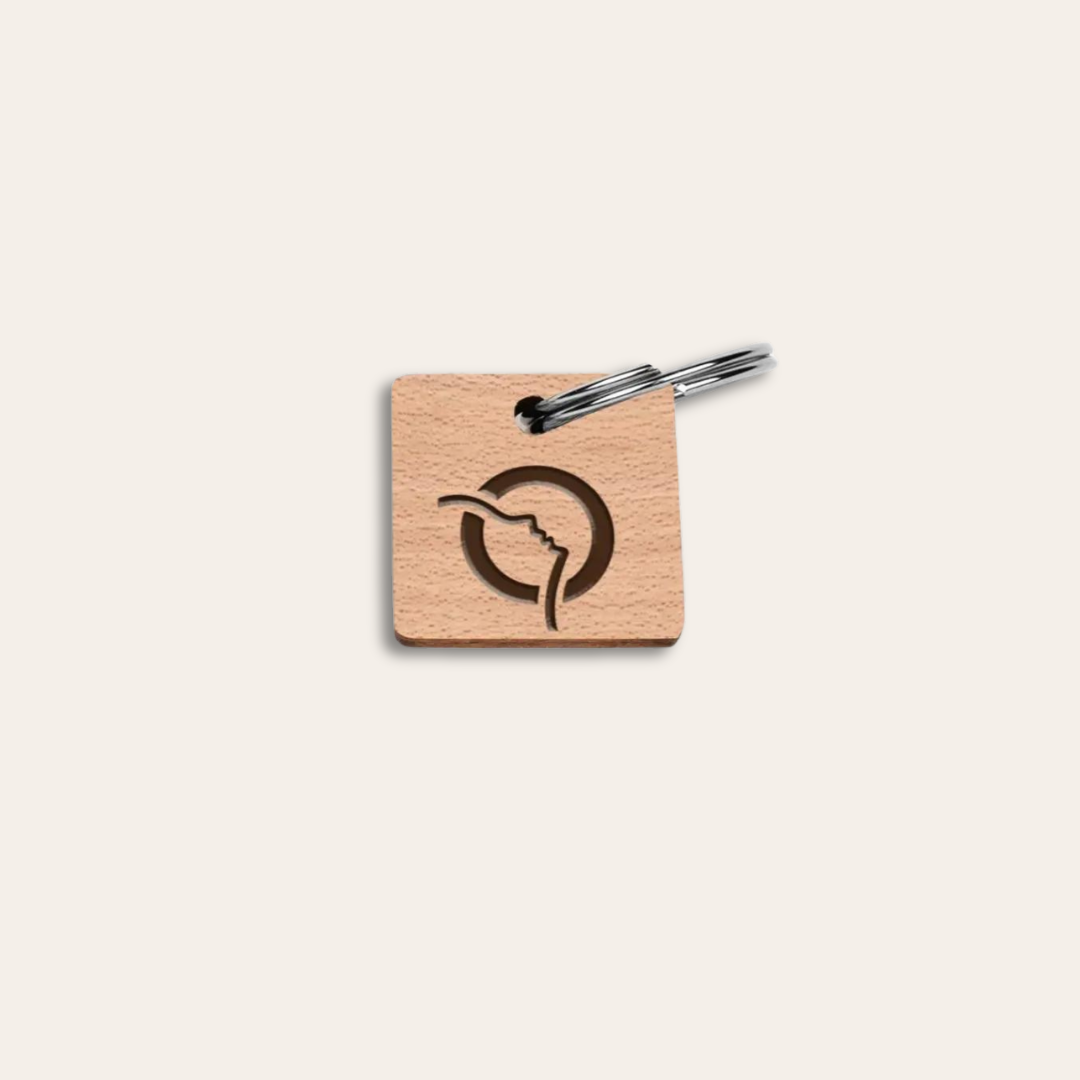 Porte-clé bois carré solidaire Porte-clé en bois et carré.