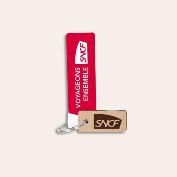 Porte-clé en bois rectangle personnalisé SNCF avec une cartonnette au nom de la SNCF.