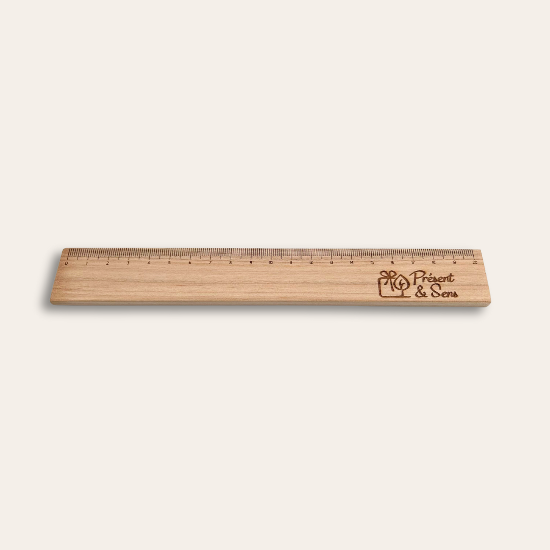 Règle en bois gravée 20cm Règle 20cm en bois gravée au nom de Présent et Sens.