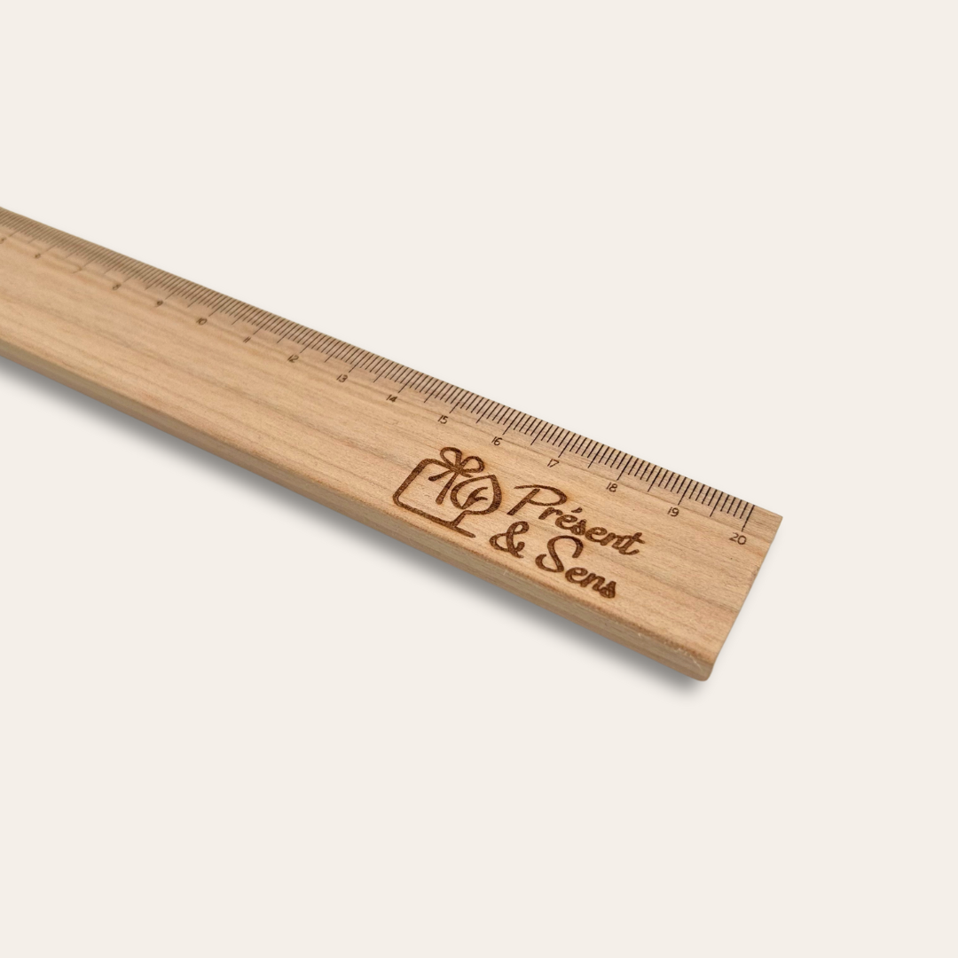 Règle en bois gravée Règle en bois gravée au nom de Présent et Sens.