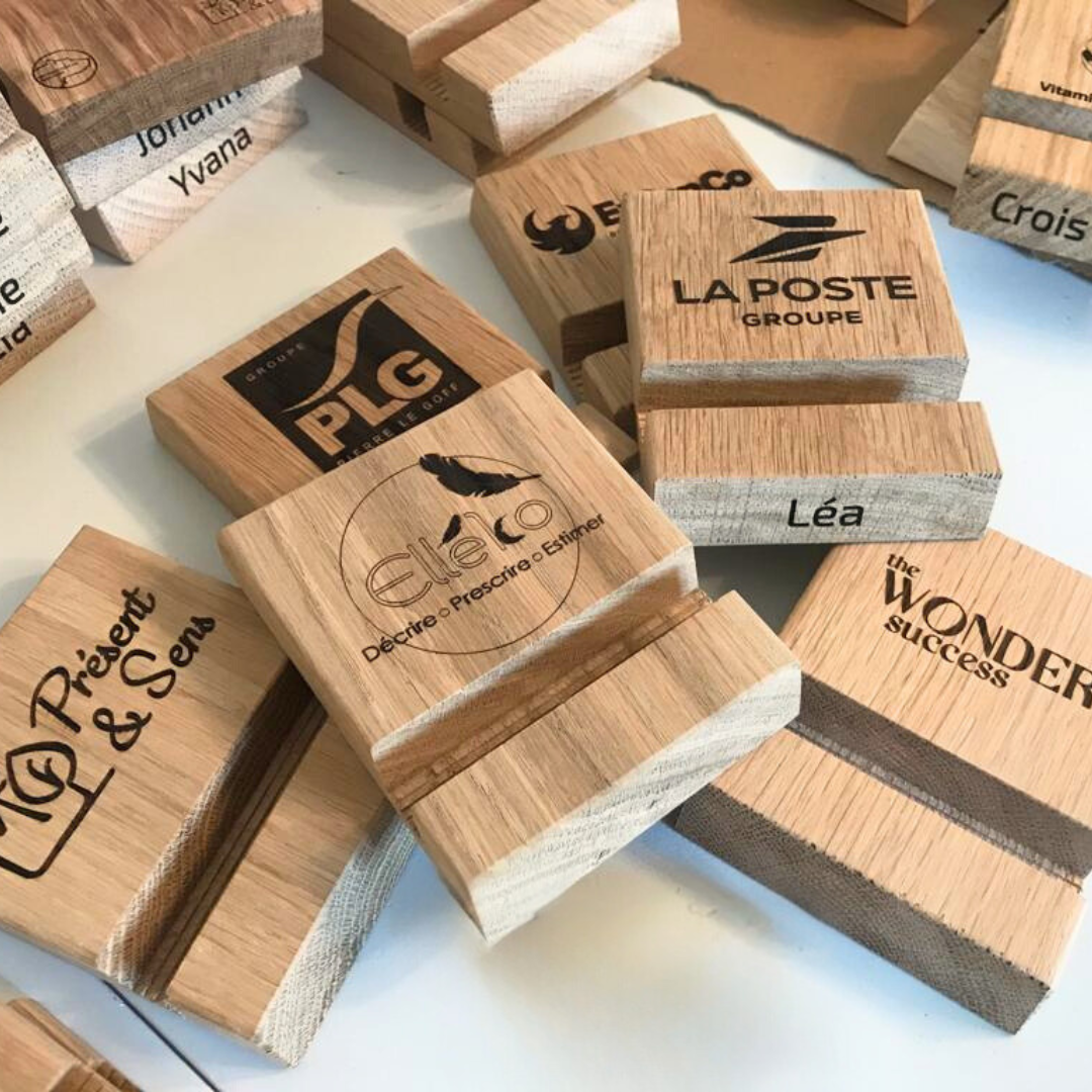 Supports de téléphone en bois et gravés de différentes marques. Divers supports de téléphone avec différentes marques gravées : La Poste, Elléco, PLG, ect.