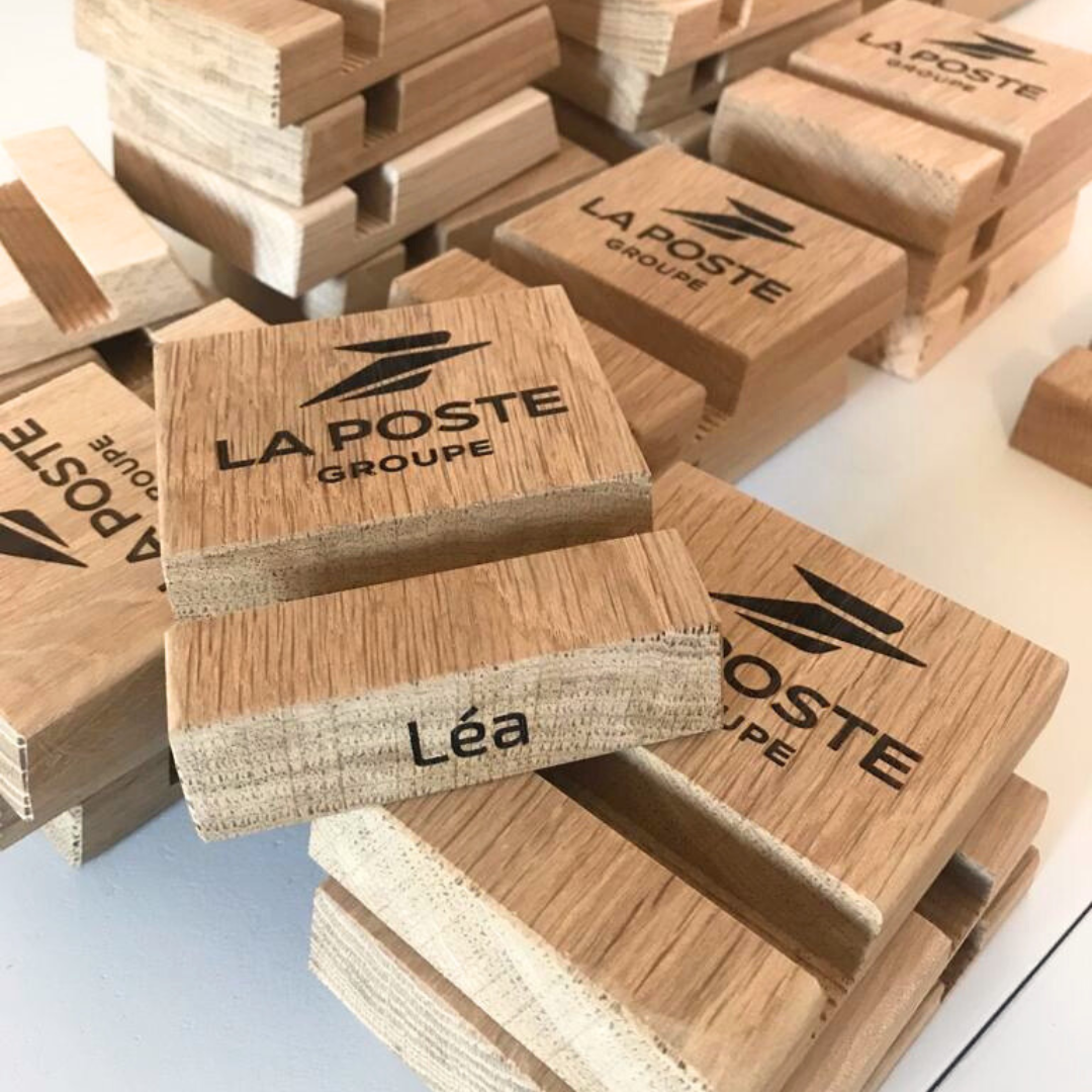 Support téléphone bois gravé au logo de La Poste Plusieurs supports de téléphone en bois gravé au logo de La Poste.