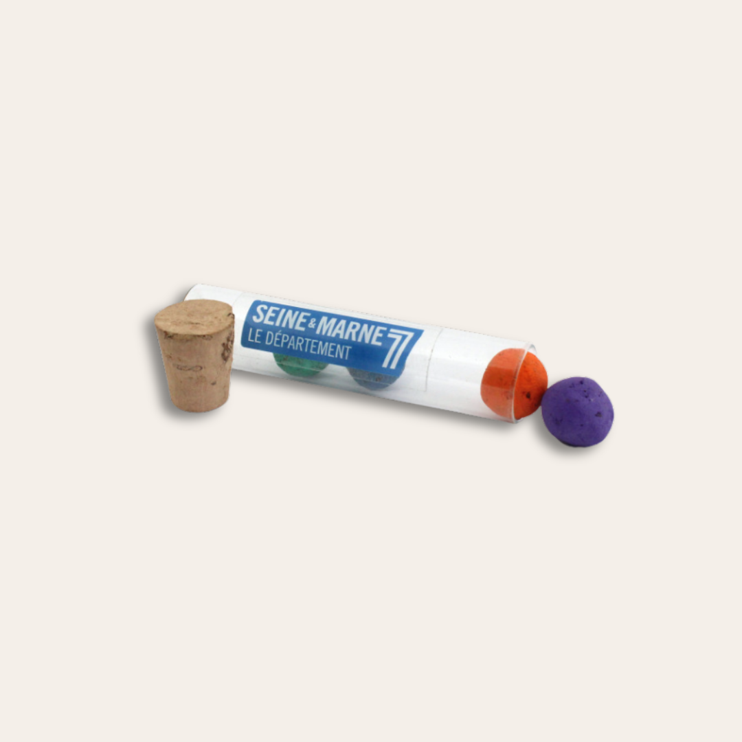 Tube 4 billes à graines colorées Seine et Marne Tube en verre et un sticker Seine et Marne collé dessus et composé de 4 billes colorées.