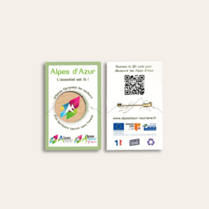 Badge en bois broche avec QR code sur carte en papier recyclé.