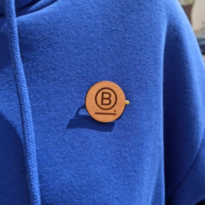 Badge en bois avec broche et personnalisé.