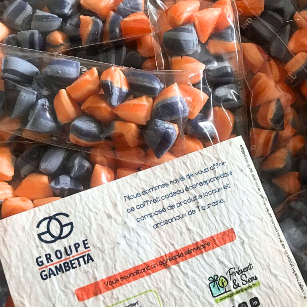 Berlingots personnalisés Groupe Gambetta Plein de sachets de berlingots et un papier A6 écrit Groupe Gambetta avec des textes.