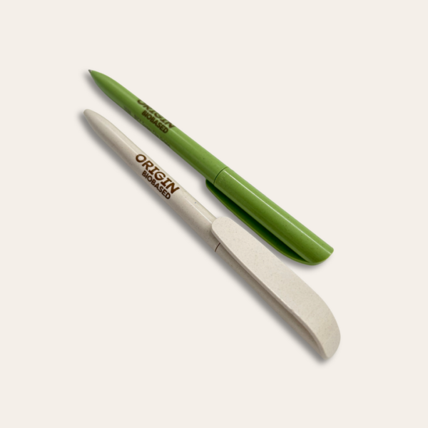 Deux stylos, un vert et un beige avec écris dessus Origin Biobased.