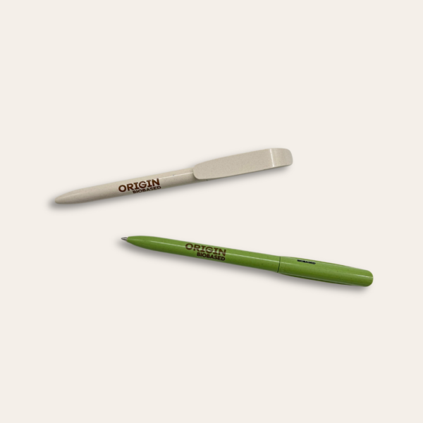 Un stylo beige et un stylo vert Bic