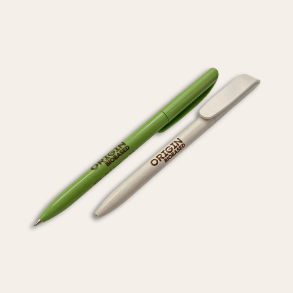 Deux stylos, un vert et un beige.