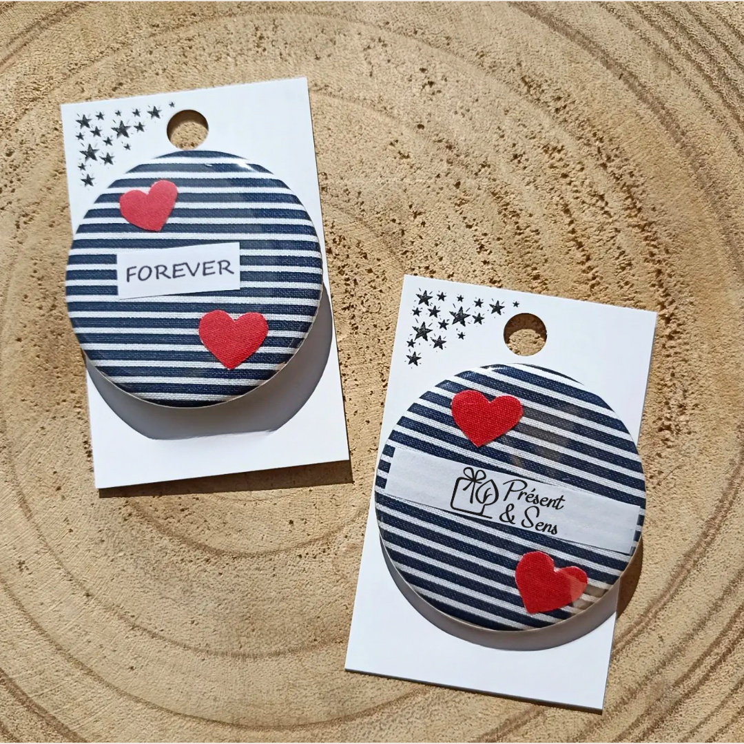 Broche tissu publicitaire Deux ronds avec des coeurs et personnalisés Présent et Sens et Forever.
