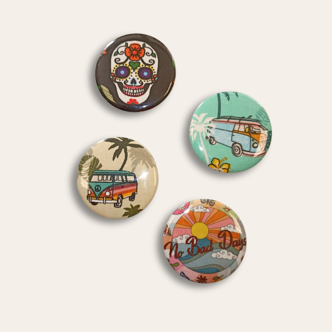 Broche chutes de tissu Quatre ronds avec des illustrations : tête de mort, camionnette van et soleil nuage.