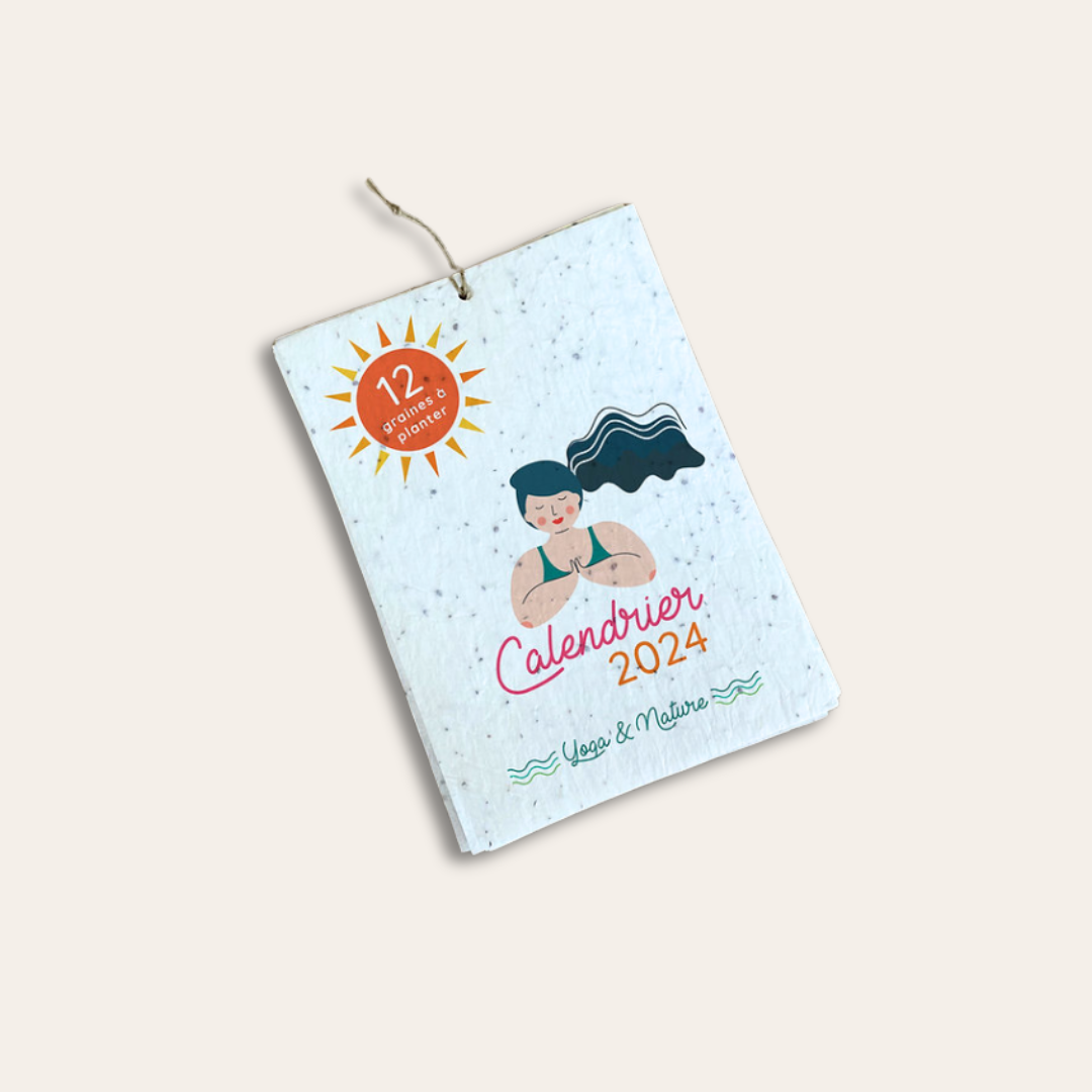 Calendrier à planter Yoga et Nature Calendrier 2024 écrit Yoga & Nature, un soleil et un dessin de fille dessus.