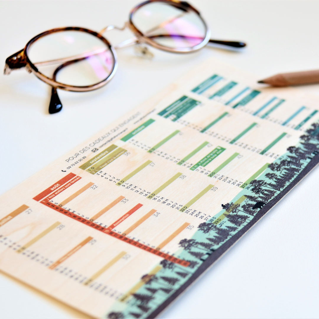 Calendrier en bois personnalisable Petit calendrier en bois avec des lunettes et crayon sur le côté.