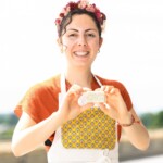 femme souriante qui tient un savon dans les mains